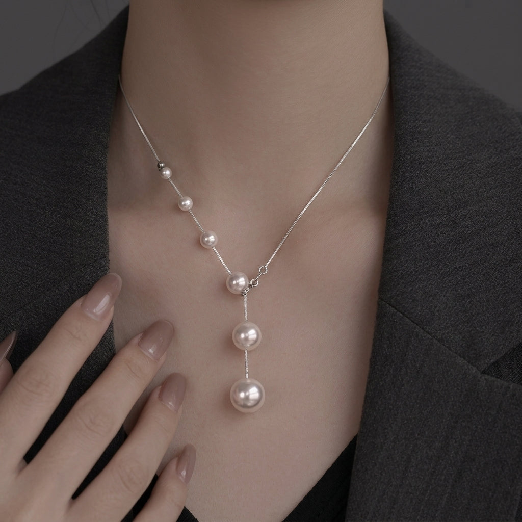 Elegante ketting met hangende parels in goud