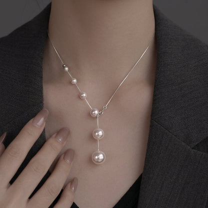 Elegante ketting met hangende parels in goud