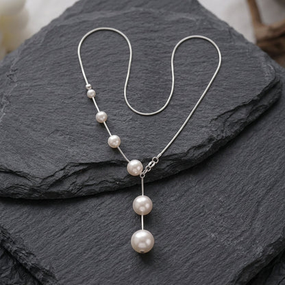 Elegante ketting met hangende parels in goud