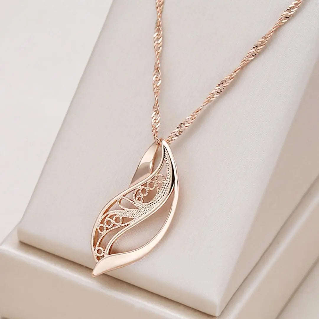 Elegante ketting in harmonieuze kleuren in goud