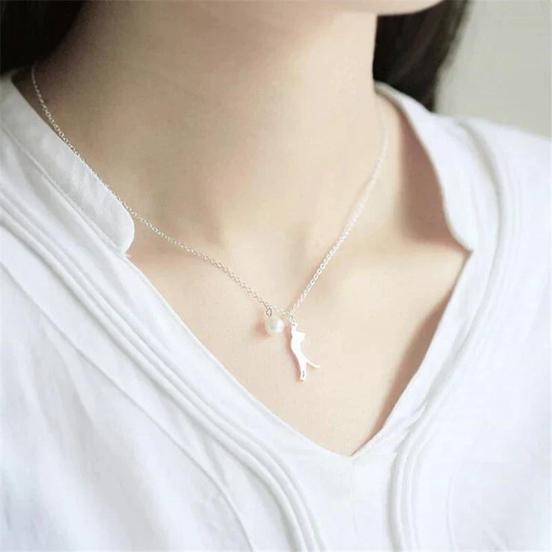 Ketting met madeliefjes en klimmende kat in wit goud