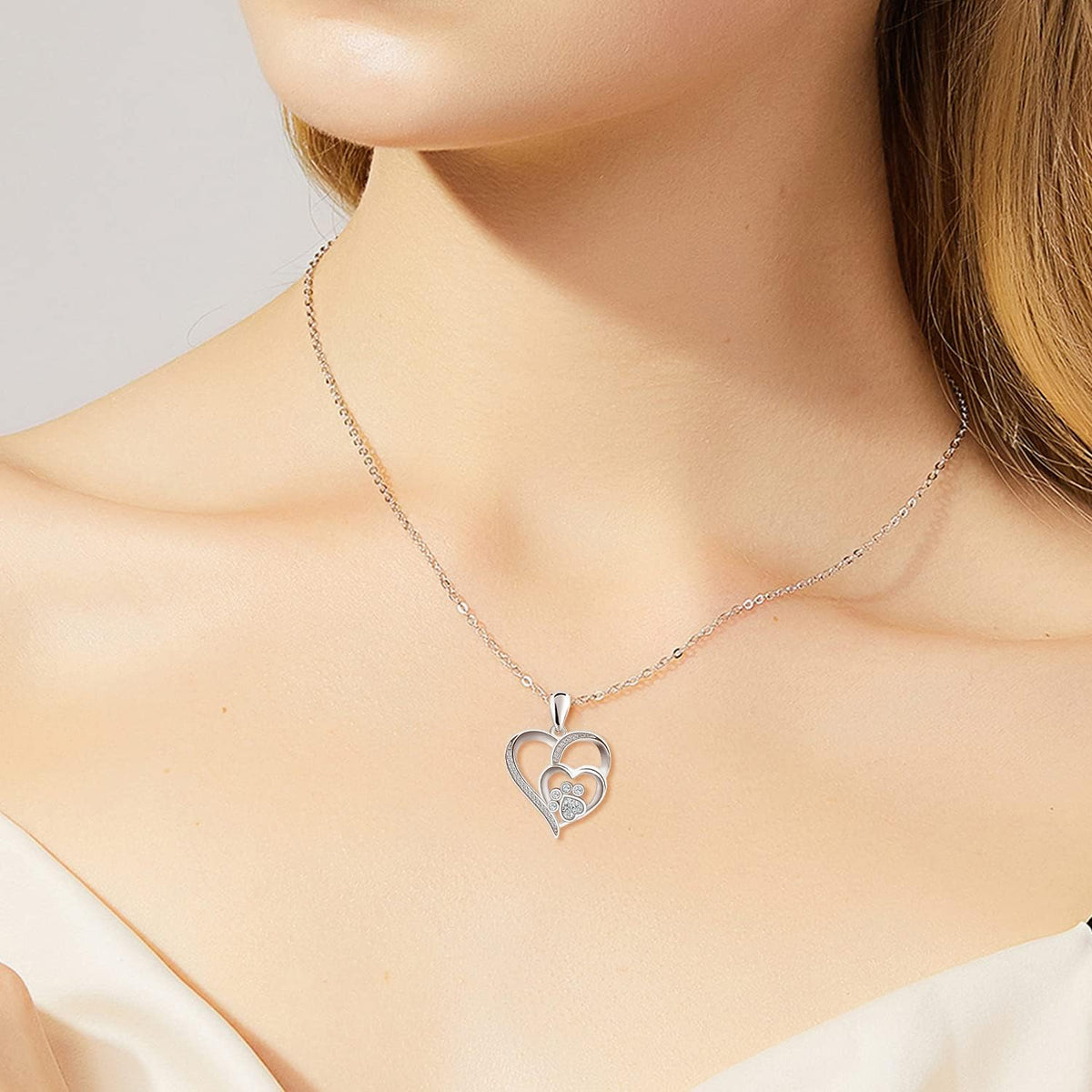 Ketting met pootje en glinsterend hart in wit goud