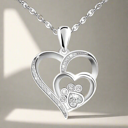 Ketting met pootje en glinsterend hart in wit goud
