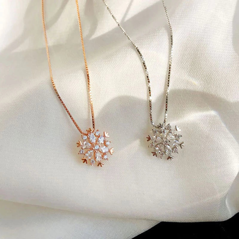 Kristallen ketting met glinsterende sneeuw in roségoud