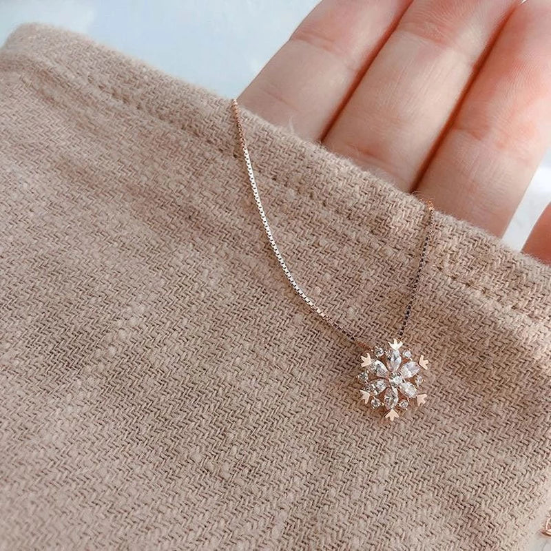Kristallen ketting met glinsterende sneeuw in roségoud