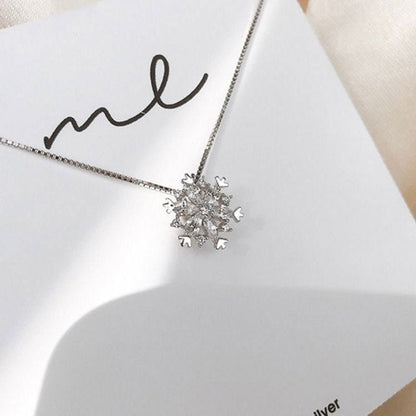 Kristallen ketting met glinsterende sneeuw in roségoud