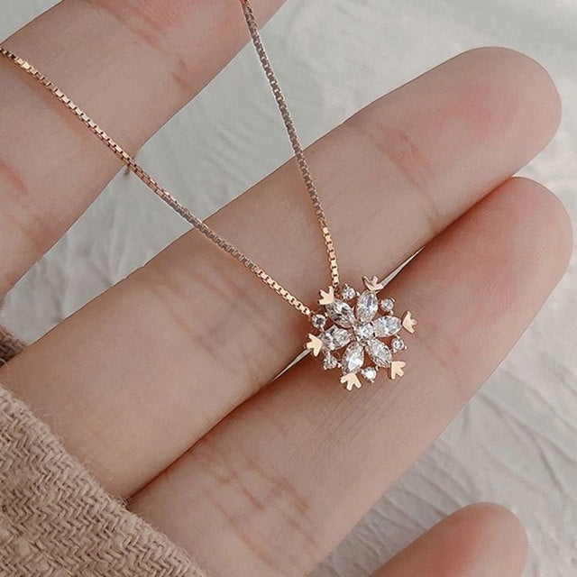 Kristallen ketting met glinsterende sneeuw in roségoud