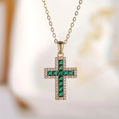 Ketting met smaragd kruis in goud