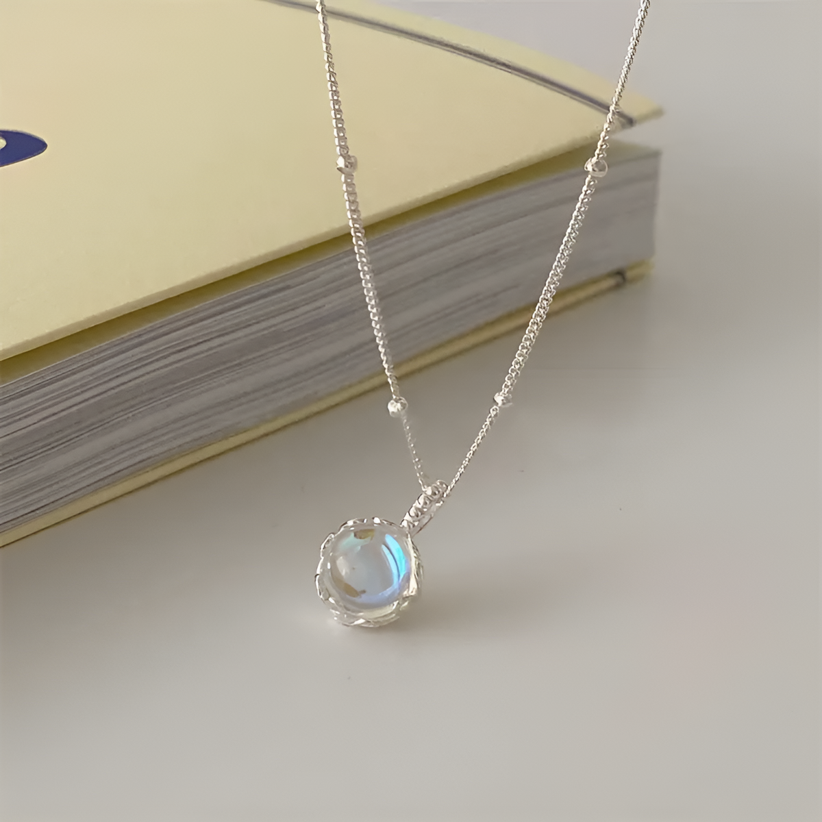 Maansteenketting in goud
