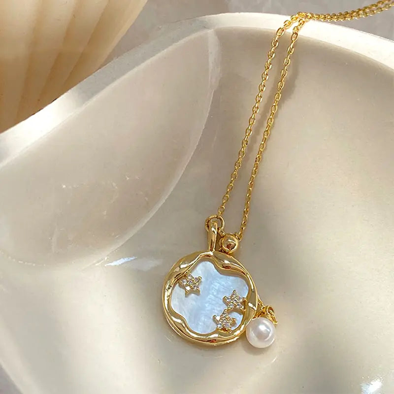 Maansteenketting met madeliefjes in goud
