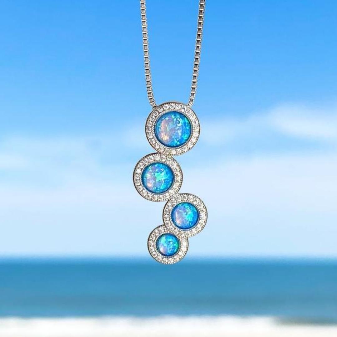 Ketting met steentjes en opaal in wit goud