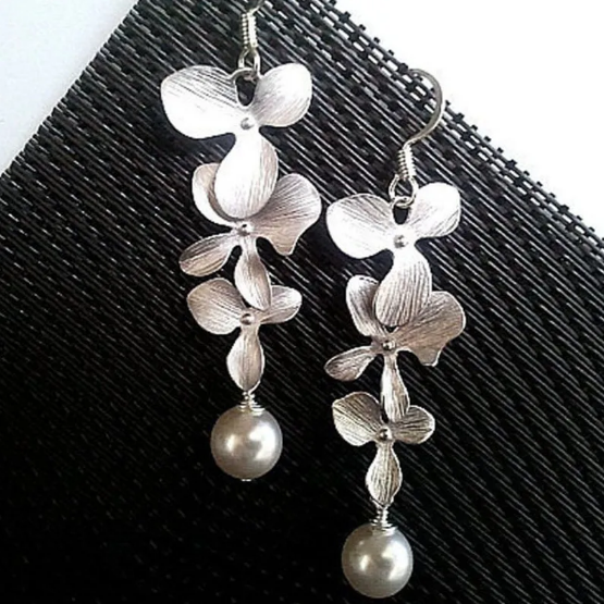 Ketting en oorbellen met bloemen | Witgoud