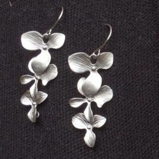 Ketting en oorbellen met bloemen | Witgoud