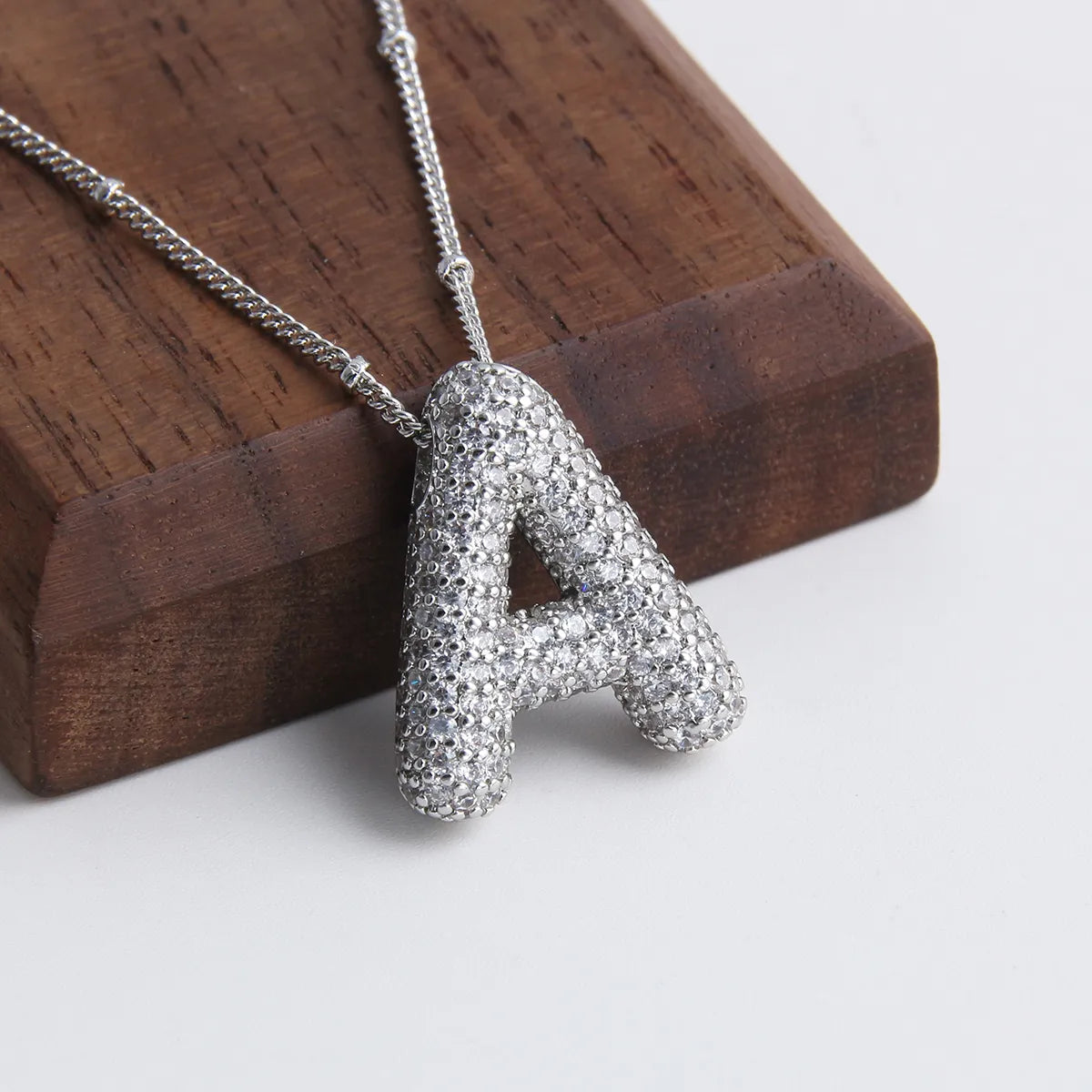 Initialenketting met bubbelletters | Witgoud