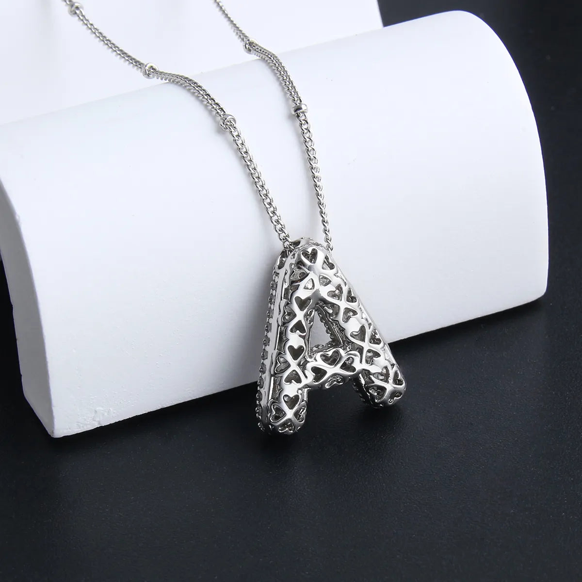 Initialenketting met bubbelletters | Witgoud