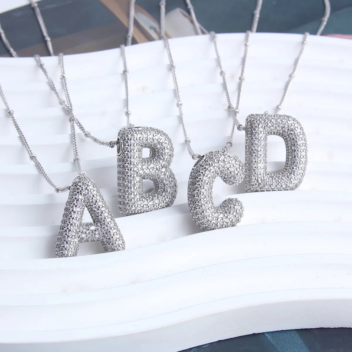Initialenketting met bubbelletters | Witgoud