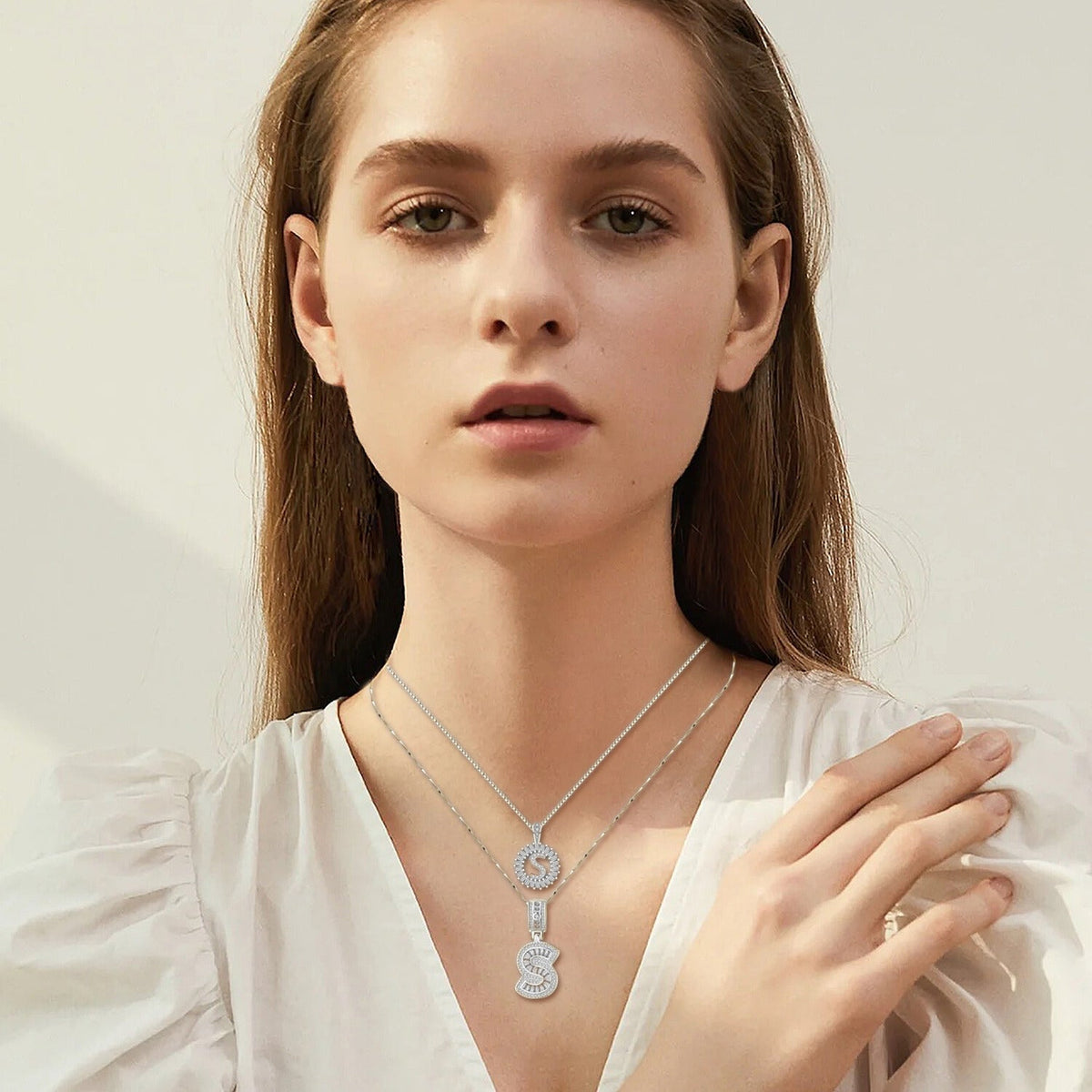 Pavé-initialenketting in wit goud