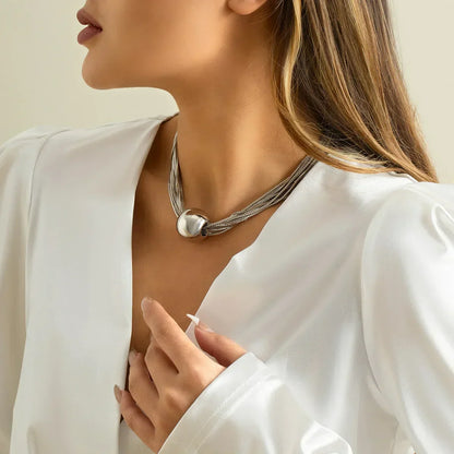 Retro ketting met gekleurde kralen in goud