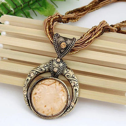 Retro ketting met etnische hanger in groen kristal | Goud