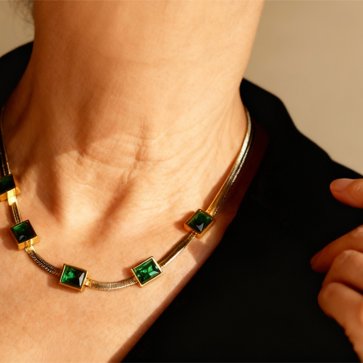 Retro ketting met groene steentjes in goud