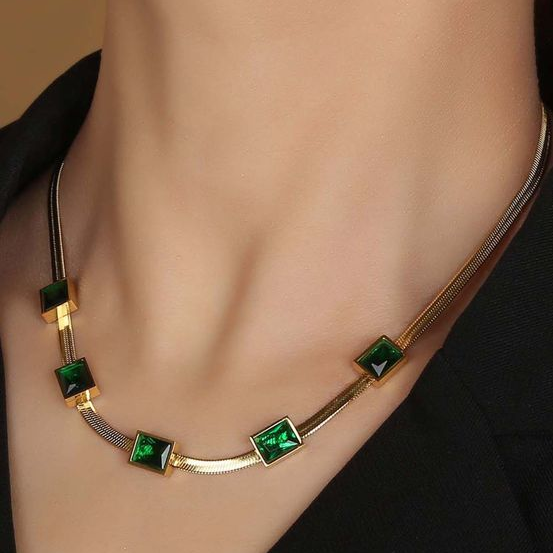 Retro ketting met groene steentjes in goud