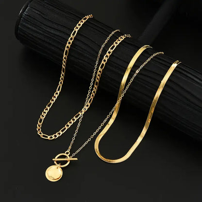 Gelaagde ketting Savira met getextureerde munt in goud