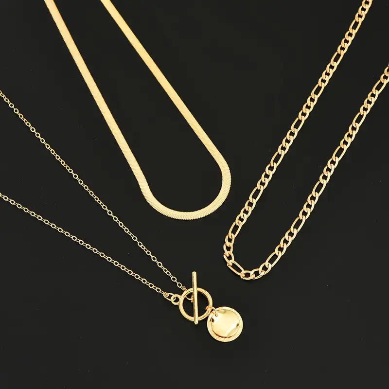 Gelaagde ketting Savira met getextureerde munt in goud