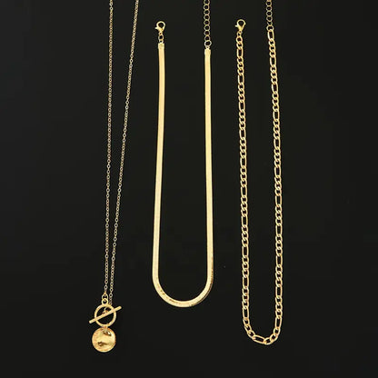 Gelaagde ketting Savira met getextureerde munt in goud
