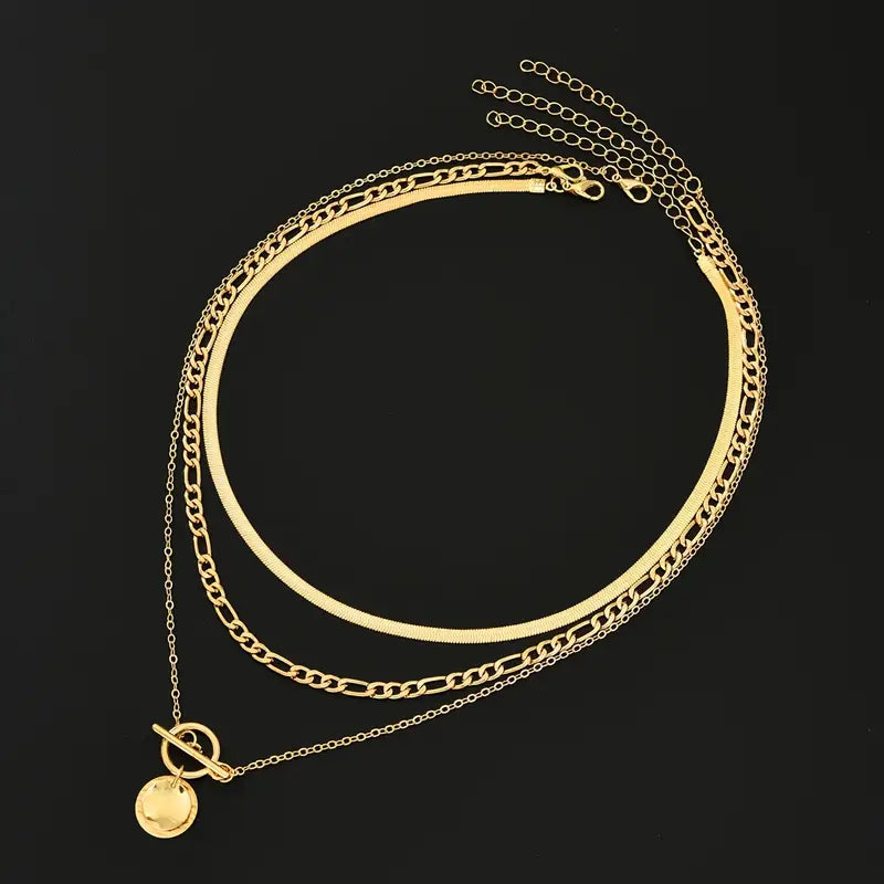 Gelaagde ketting Savira met getextureerde munt in goud