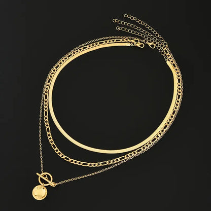 Gelaagde ketting Savira met getextureerde munt in goud