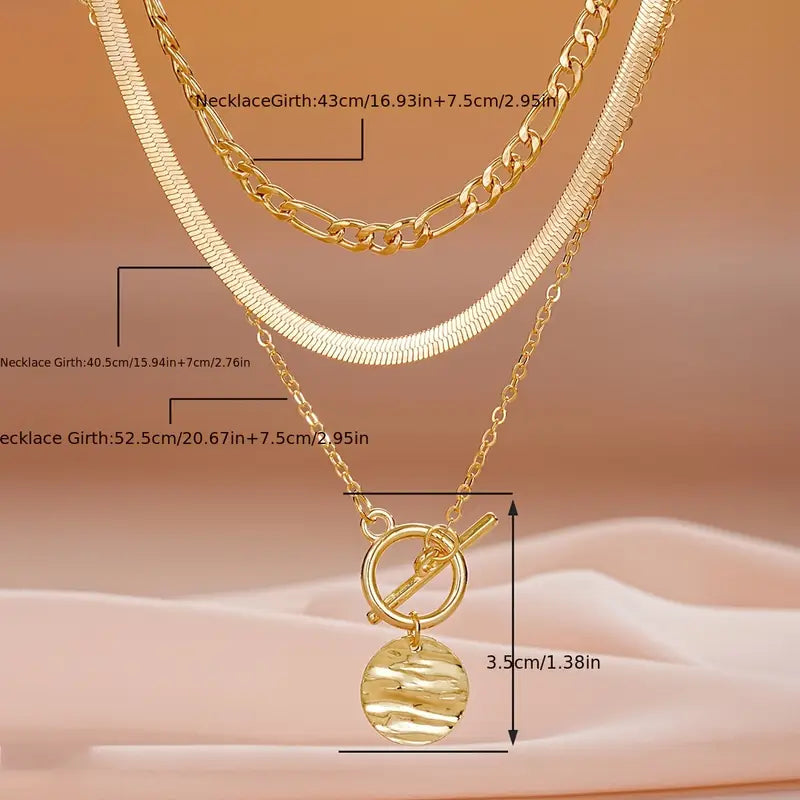 Gelaagde ketting Savira met getextureerde munt in goud