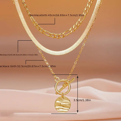 Gelaagde ketting Savira met getextureerde munt in goud