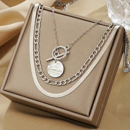 Gelaagde ketting Savira met getextureerde munt in goud