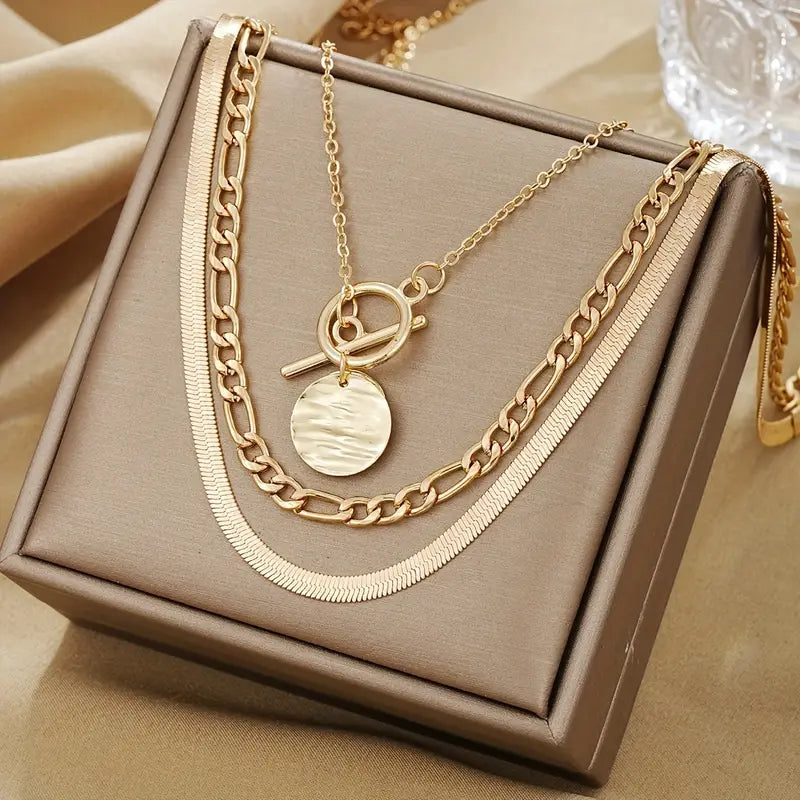 Gelaagde ketting Savira met getextureerde munt in goud