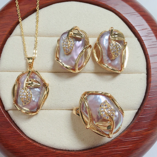 Complete set ketting en oorbellen met zoetwaterparels in goud