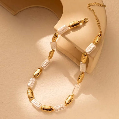Vintage ketting met witte rechthoekige kralen in goud