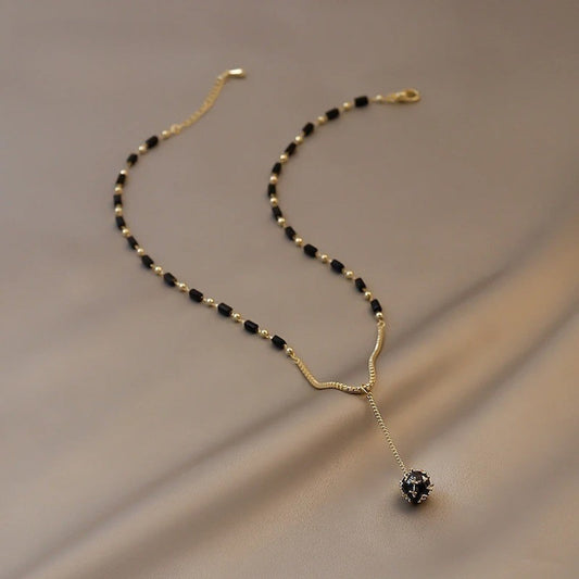 Vintage ketting met zwarte parels en hangende druppel | Goud