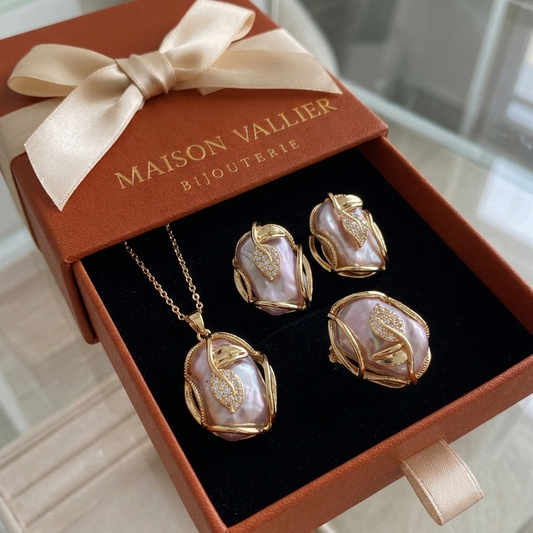 Complete set ketting en oorbellen met zoetwaterparels in goud