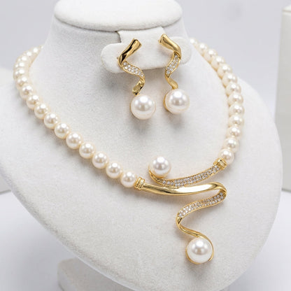 Cadeauset met natuurlijke parels: ketting en oorbellen in goud