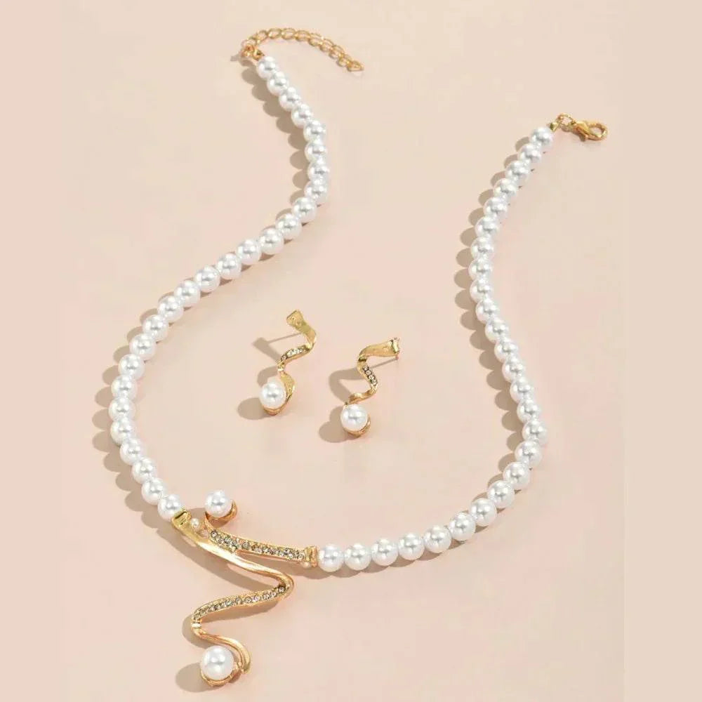 Cadeauset met natuurlijke parels: ketting en oorbellen in goud