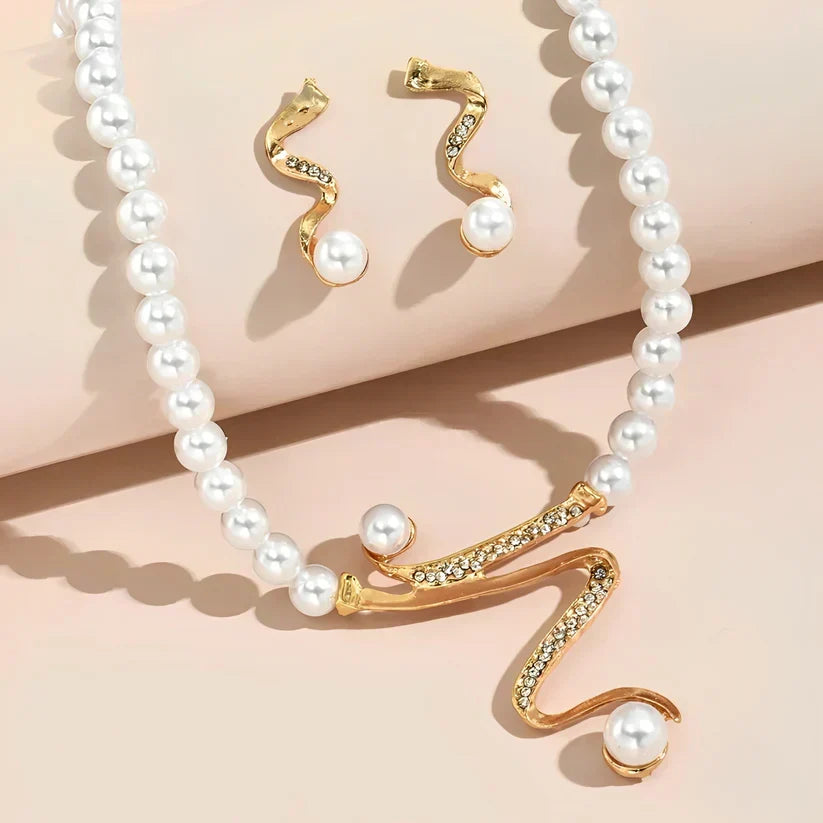 Cadeauset met natuurlijke parels: ketting en oorbellen in goud