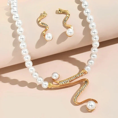 Cadeauset met natuurlijke parels: ketting en oorbellen in goud