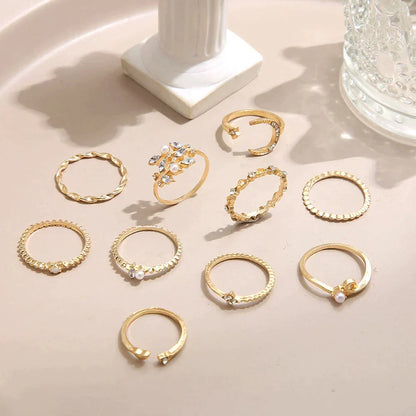 Set van 10 sierlijke ringen in wit goud