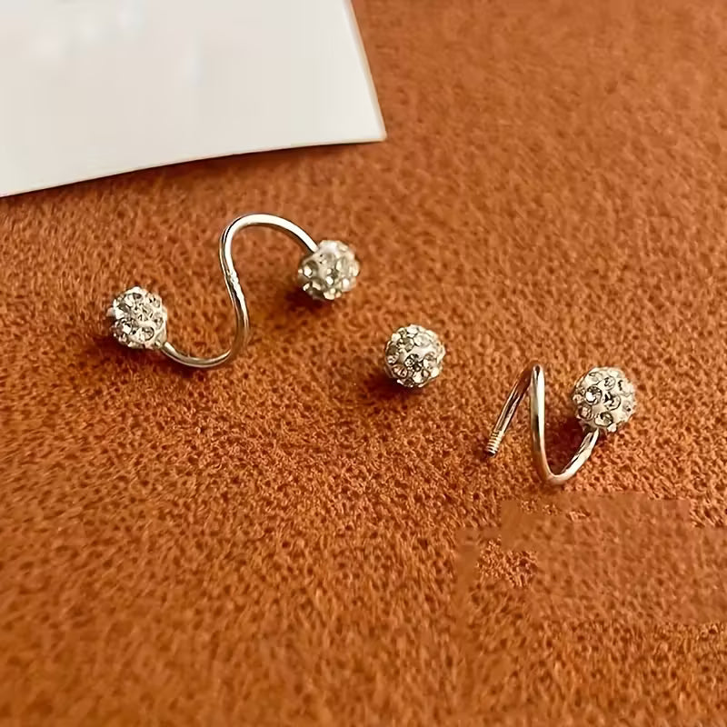 Lichte luxe oorbellenset met spiraalbolletjes en steentjes in goud