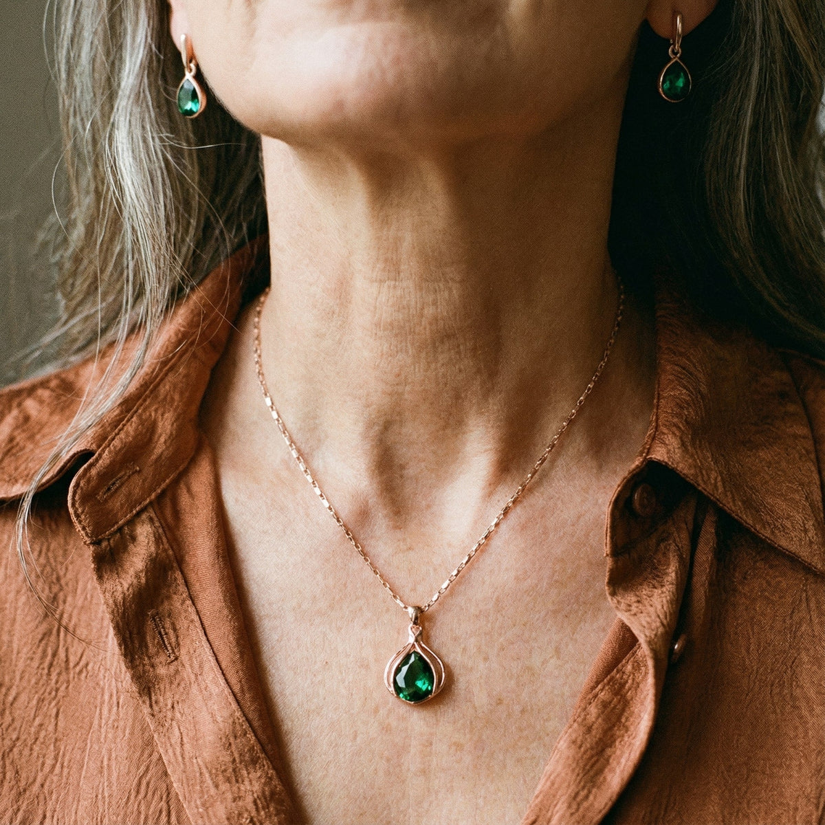 Ketting- en oorbellenset met groen kristal in goud
