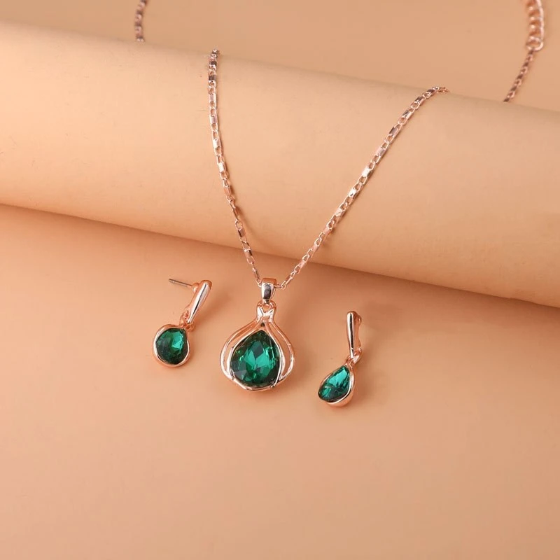 Ketting- en oorbellenset met groen kristal in goud
