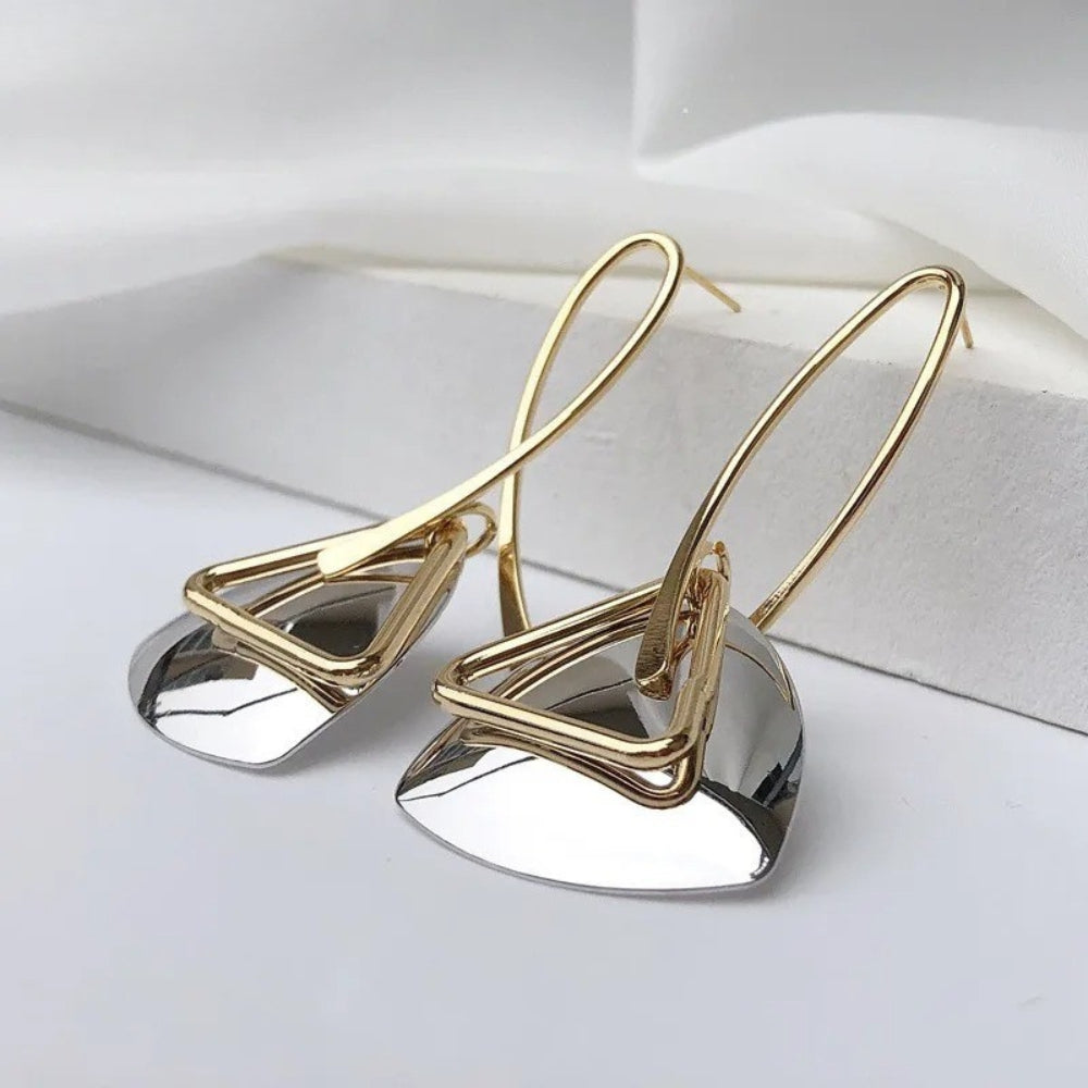 Driehoekige retro oorbellen en hangers met gebogen haak in wit goud