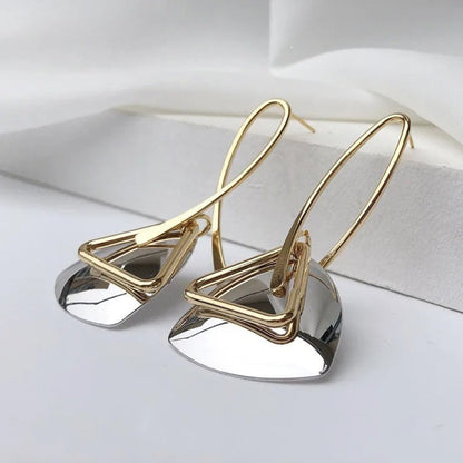 Driehoekige retro oorbellen en hangers met gebogen haak in wit goud