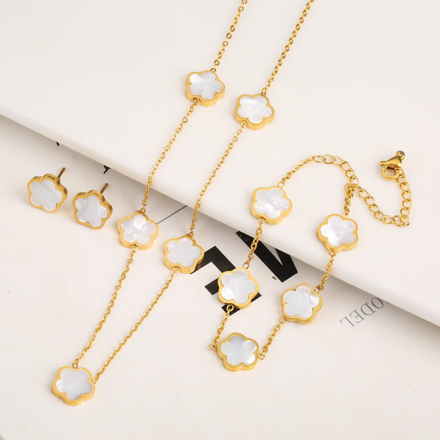 Set armband, ketting en oorbellen met klaver in goud