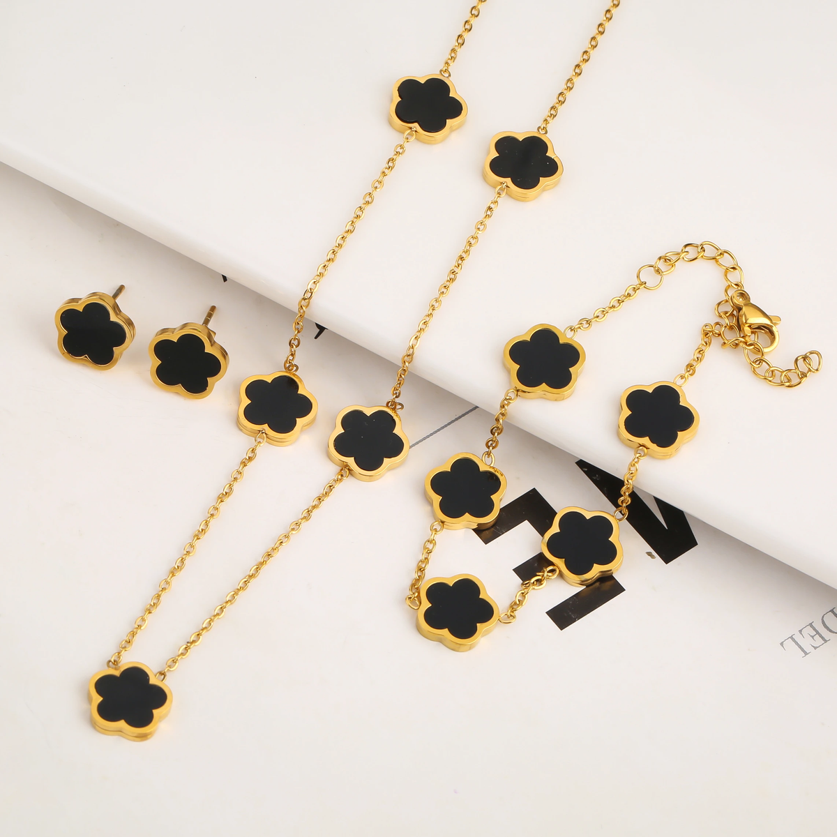 Set armband, ketting en oorbellen met klaver in goud